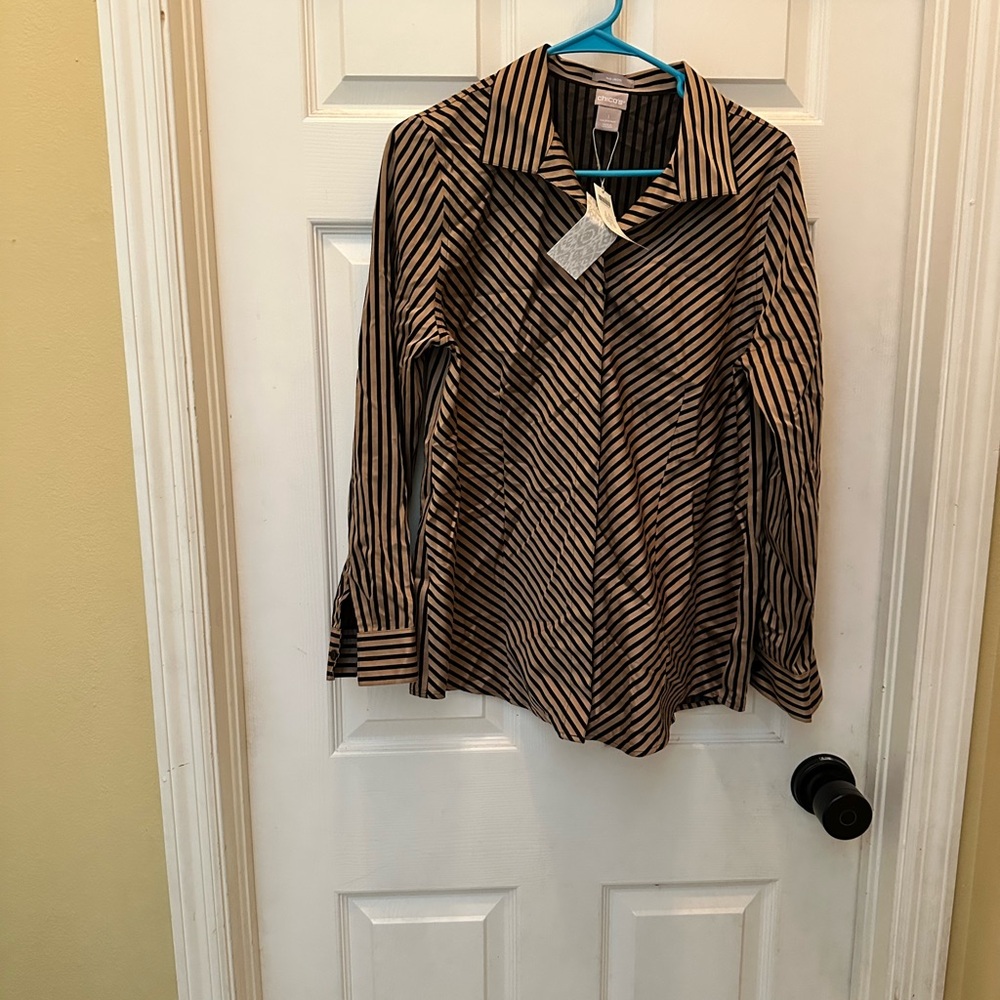 NWT Chico’s size 1 no iron top